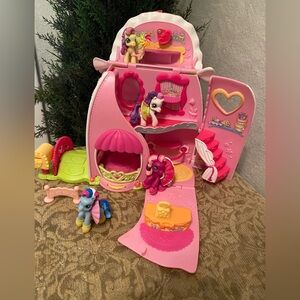My Little Pony Fancy Fashions House 2006 and 4 Mini Ponies with Outfits